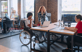 Dipendenti ricevono benefit digitali come premio produzione