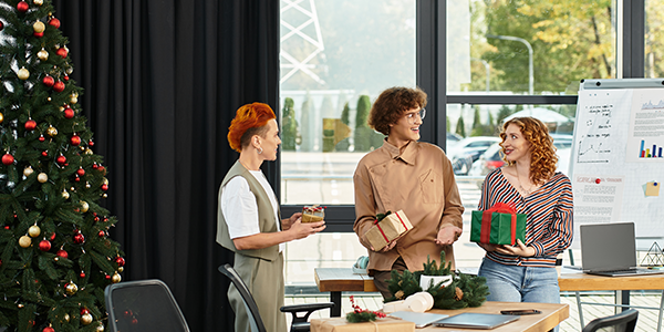 Colleghi in ufficio parlano della Zucchetti Card che hanno ricevuto.